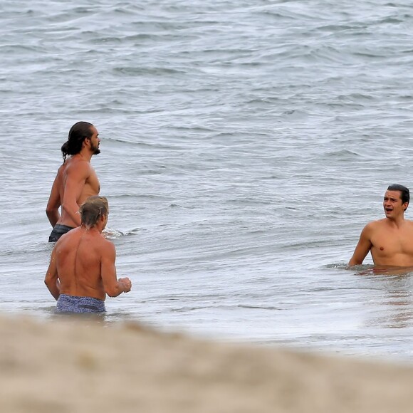Exclusif - Orlando Bloom emmène son fils Flynn à la plage à Malibu et retrouve ses amis Joakim Noah et Laird Hamilton (qui possède une maison à la plage) pour une après-sportive : yoga, baignade et partie de boules le 12 septembre 2015