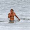 Exclusif - Orlando Bloom emmène son fils Flynn à la plage à Malibu et retrouve ses amis Joakim Noah et Laird Hamilton (qui possède une maison à la plage) pour une après-sportive : yoga, baignade et partie de boules le 12 septembre 2015