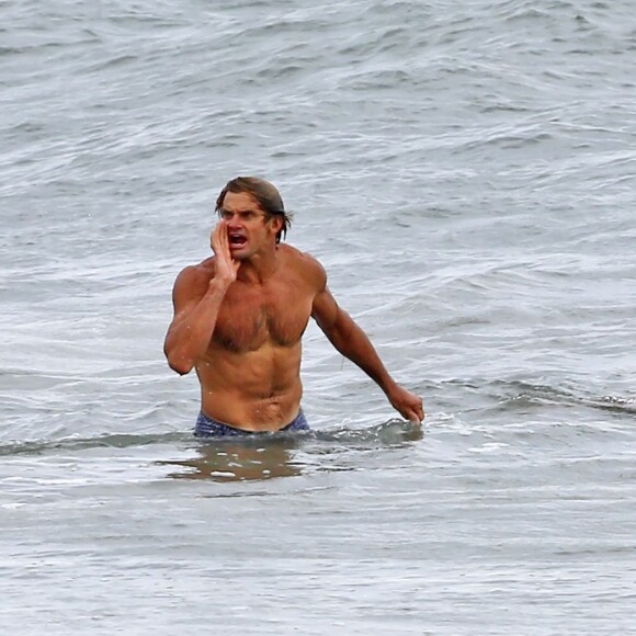 Exclusif - Orlando Bloom emmène son fils Flynn à la plage à Malibu et retrouve ses amis Joakim Noah et Laird Hamilton (qui possède une maison à la plage) pour une après-sportive : yoga, baignade et partie de boules le 12 septembre 2015