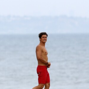 Exclusif - Orlando Bloom emmène son fils Flynn à la plage à Malibu et retrouve ses amis Joakim Noah et Laird Hamilton (qui possède une maison à la plage) pour une après-sportive : yoga, baignade et partie de boules le 12 septembre 2015
