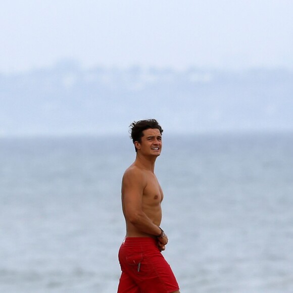Exclusif - Orlando Bloom emmène son fils Flynn à la plage à Malibu et retrouve ses amis Joakim Noah et Laird Hamilton (qui possède une maison à la plage) pour une après-sportive : yoga, baignade et partie de boules le 12 septembre 2015