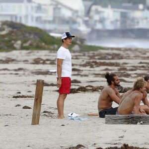 Exclusif - Orlando Bloom emmène son fils Flynn à la plage à Malibu et retrouve ses amis Joakim Noah et Laird Hamilton (qui possède une maison à la plage) pour une après-sportive : yoga, baignade et partie de boules le 12 septembre 2015