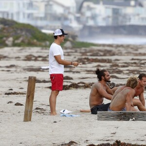Exclusif - Orlando Bloom emmène son fils Flynn à la plage à Malibu et retrouve ses amis Joakim Noah et Laird Hamilton (qui possède une maison à la plage) pour une après-sportive : yoga, baignade et partie de boules le 12 septembre 2015