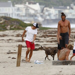 Exclusif - Orlando Bloom emmène son fils Flynn à la plage à Malibu et retrouve ses amis Joakim Noah et Laird Hamilton (qui possède une maison à la plage) pour une après-sportive : yoga, baignade et partie de boules le 12 septembre 2015