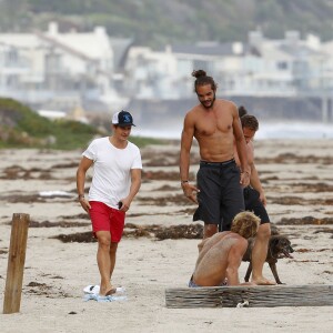 Exclusif - Orlando Bloom emmène son fils Flynn à la plage à Malibu et retrouve ses amis Joakim Noah et Laird Hamilton (qui possède une maison à la plage) pour une après-sportive : yoga, baignade et partie de boules le 12 septembre 2015