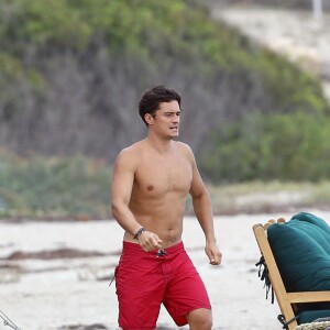 Exclusif - Orlando Bloom emmène son fils Flynn à la plage à Malibu et retrouve ses amis Joakim Noah et Laird Hamilton (qui possède une maison à la plage) pour une après-sportive : yoga, baignade et partie de boules le 12 septembre 2015. Ici, Orlando Bloom