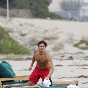 Exclusif - Orlando Bloom emmène son fils Flynn à la plage à Malibu et retrouve ses amis Joakim Noah et Laird Hamilton (qui possède une maison à la plage) pour une après-sportive : yoga, baignade et partie de boules le 12 septembre 2015. Ici, Orlando Bloom