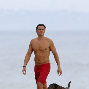 Exclusif - Orlando Bloom emmène son fils Flynn à la plage à Malibu et retrouve ses amis Joakim Noah et Laird Hamilton (qui possède une maison à la plage) pour une après-sportive : yoga, baignade et partie de boules le 12 septembre 2015. Ici, Orlando Bloom