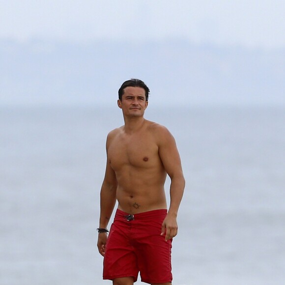 Exclusif - Orlando Bloom emmène son fils Flynn à la plage à Malibu et retrouve ses amis Joakim Noah et Laird Hamilton (qui possède une maison à la plage) pour une après-sportive : yoga, baignade et partie de boules le 12 septembre 2015. Ici, Orlando Bloom