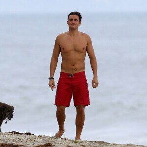 Exclusif - Orlando Bloom emmène son fils Flynn à la plage à Malibu et retrouve ses amis Joakim Noah et Laird Hamilton (qui possède une maison à la plage) pour une après-sportive : yoga, baignade et partie de boules le 12 septembre 2015. Ici, Orlando Bloom