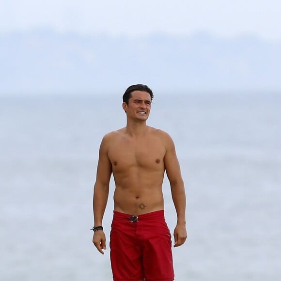 Exclusif - Orlando Bloom emmène son fils Flynn à la plage à Malibu et retrouve ses amis Joakim Noah et Laird Hamilton (qui possède une maison à la plage) pour une après-sportive : yoga, baignade et partie de boules le 12 septembre 2015. Ici, Orlando Bloom