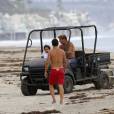 Exclusif - Orlando Bloom emmène son fils Flynn à la plage à Malibu et retrouve ses amis Joakim Noah et Laird Hamilton (qui possède une maison à la plage) pour une après-sportive : yoga, baignade et partie de boules le 12 septembre 2015. Ici, Orlando Bloom