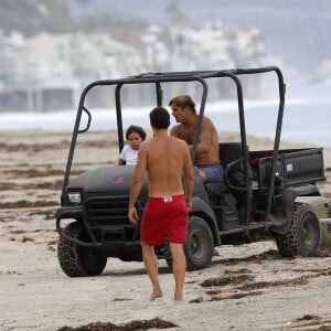 Exclusif - Orlando Bloom emmène son fils Flynn à la plage à Malibu et retrouve ses amis Joakim Noah et Laird Hamilton (qui possède une maison à la plage) pour une après-sportive : yoga, baignade et partie de boules le 12 septembre 2015. Ici, Orlando Bloom