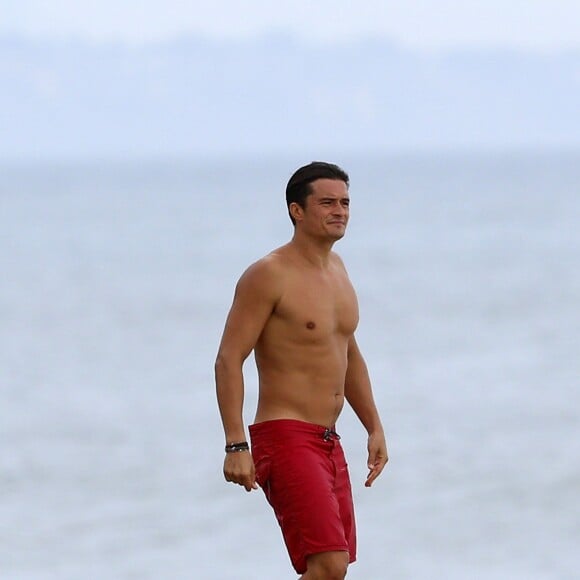 Exclusif - Orlando Bloom emmène son fils Flynn à la plage à Malibu et retrouve ses amis Joakim Noah et Laird Hamilton (qui possède une maison à la plage) pour une après-sportive : yoga, baignade et partie de boules le 12 septembre 2015. Ici, Orlando Bloom