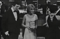 France Gall et Serge Gainsbourg reçoivent le grand prix de l'Eurovision à Naples, le 20 mars 1965.