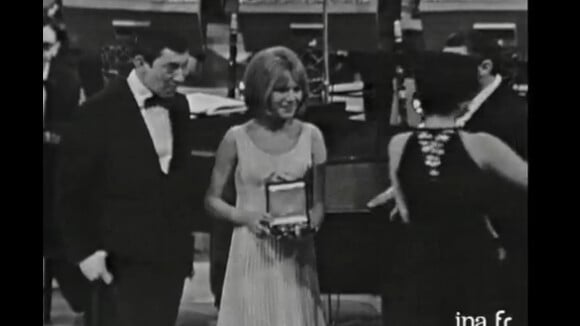 France Gall et Serge Gainsbourg reçoivent le grand prix de l'Eurovision à Naples, le 20 mars 1965.