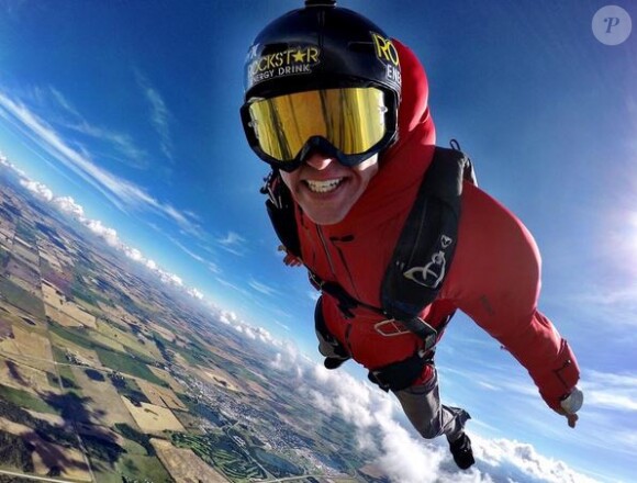 Erik Roner lors d'un saut à parachute, sur Instagram. Septembre 2015