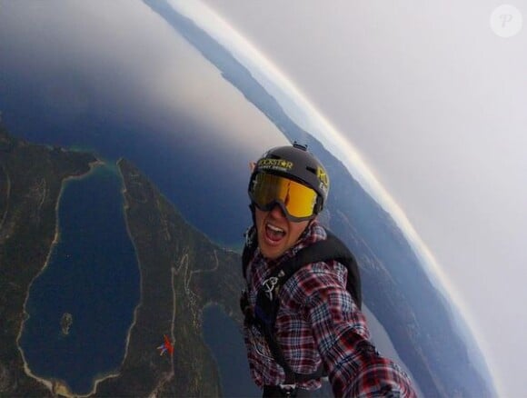 Erik Roner lors d'un saut, sur Instagram. Août 2015.