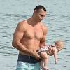 Exclusif - Wladimir Klitschko et sa fille Kaya à la plage à Miami le 20 septembre 2015.
