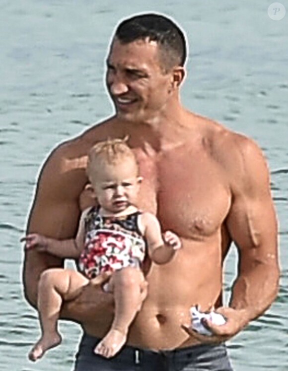 Exclusif - Wladimir Klitschko et sa fille Kaya à la plage à Miami le 20 septembre 2015.