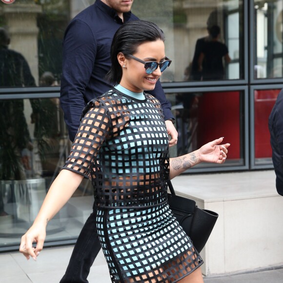 Demi Lovato quitte les studios de la radio NRJ à Paris le 7 septembre 2015.