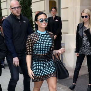 Exclusif - Demi Lovato quitte son hôtel parisien pour se rendre à la radio NRJ à Paris le 07 septembre 2015.