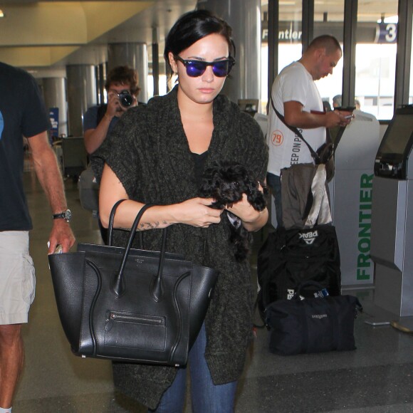 Demi Lovato et son chien à l'aéroport de Los Angeles, le 28 septembre 2015