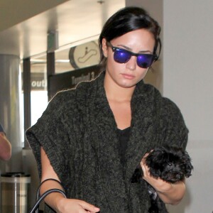 Demi Lovato et son chien à l'aéroport de Los Angeles, le 28 septembre 2015