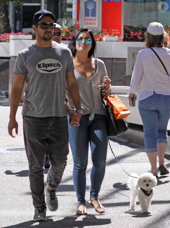 Demi Lovato et Wilmer Valderrama ainsi que leur chien Buddy font du shopping à Vancouver, le 19 juillet 2015