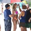 Le mannequin Rachel Hilbert en plein shooting pour PINK sur la plage à Miami, le 28 septembre 2015.