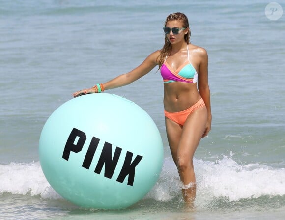 Rachel Hilbert surprise en plein shooting pour PINK sur la plage à Miami, le 28 septembre 2015.