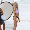 Le mannequin Rachel Hilbert en plein shooting pour PINK sur la plage à Miami, le 28 septembre 2015.