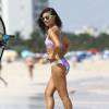 Le mannequin Yara Khmidan en plein shooting pour PINK sur la plage à Miami, le 28 septembre 2015.