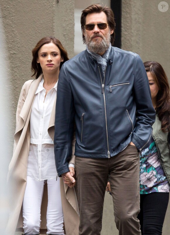 Jim Carrey se promène, main dans la main, avec sa compagne Cathriona White dans les rues de New York, le 18 mai 2015