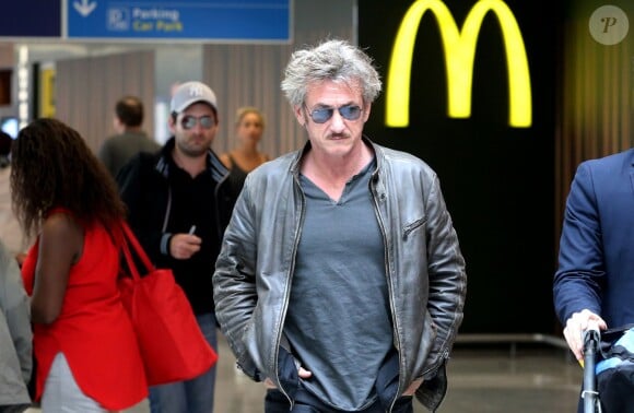 Exclusif - Sean Penn va prendre un avion à l'aéroport de Paris-Charles-de-Gaulle à Roissy, le 13 juillet 2015