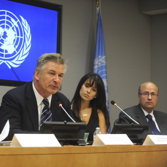 Alec Baldwin et sa femme Hilaria Thomas lors de la conférence de presse annonçant les gagnant du Prix Equateur 2015 au siège des Nations Unies à New York, le 21 septembre 2015