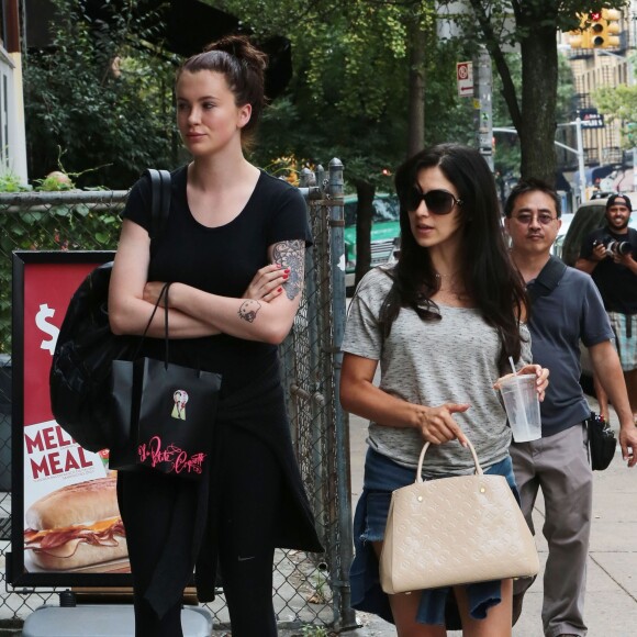 Ireland Baldwin se promène avec sa belle-mère Hilaria Thomas Baldwin à New York, le 30 juillet 2015.