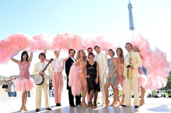 Exclusif - Gregory Benchenafi, Cyril Romoli, Carmen Maria Vega, MTatiana et la troupe de "Mistinguett" - La troupe du spectacle "Mistinguett" pose à la Tour Eiffel à Paris, le 28 septembre 2015.