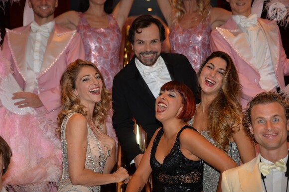 Exclusif - Carmen Maria Vega - La troupe du spectacle "Mistinguett" pose à Paris, le 28 septembre 2015.