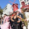 Exclusif - Carmen Maria Vega - La troupe du spectacle "Mistinguett" pose au Moulin Rouge à Paris, le 28 septembre 2015.
