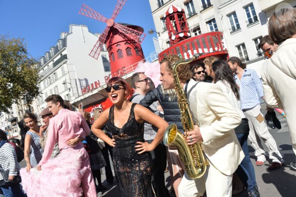 Exclusif - Carmen Maria Vega - La troupe du spectacle "Mistinguett" pose au Moulin Rouge à Paris, le 28 septembre 2015.