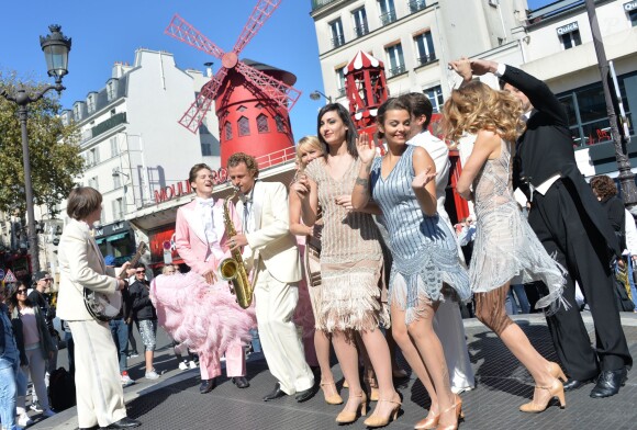 Exclusif - Gregory Benchenafi, Cyril Romoli, Carmen Maria Vega, MTatiana et la troupe de "Mistinguett" - La troupe du spectacle "Mistinguett" pose à Paris, le 28 septembre 2015.