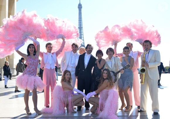 Exclusif - Gregory Benchenafi, Cyril Romoli, Carmen Maria Vega, MTatiana et la troupe de "Mistinguett" - La troupe du spectacle "Mistinguett" pose à Paris, le 28 septembre 2015.