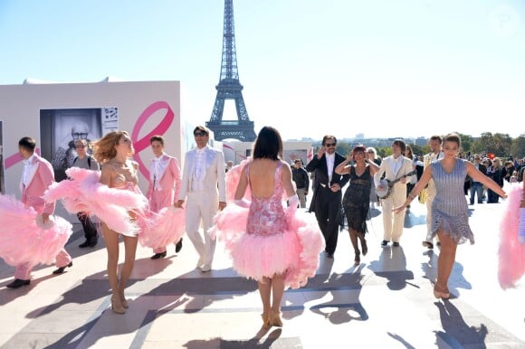 Exclusif - Gregory Benchenafi, Cyril Romoli, Carmen Maria Vega, MTatiana et la troupe de "Mistinguett" - La troupe du spectacle "Mistinguett" pose à Paris, le 28 septembre 2015.