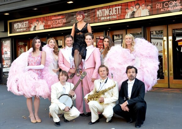 Exclusif - Gregory Benchenafi, Cyril Romoli, Carmen Maria Vega, MTatiana et la troupe de "Mistinguett" - La troupe du spectacle "Mistinguett" pose au Comedia à Paris, le 28 septembre 2015.