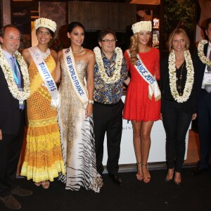 Camille Cerf, miss France 2015 et Sylvie Tellier posent sur le stand Tahiti du salon Top Resa au Parc des expositions à Paris le 29 Septembre 2015