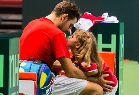 Le tennisman Stan Wawrinka s'entraîne avec sa fille Alexia à Genève le 16 septembre 2015