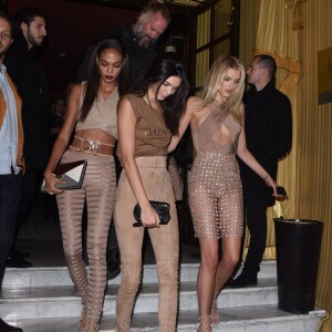 Joan Smalls, Kendall Jenner et Lily Donaldson quittent le Costes, rue Saint-Honoré (1er arrondissement). Paris, le 1er octobre 2015.