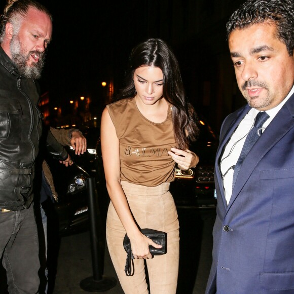 Kendall Jenner arrive au restaurant Lapérouse pour assister au dîner post-défilé Balmain. Paris, le 1er octobre 2015.