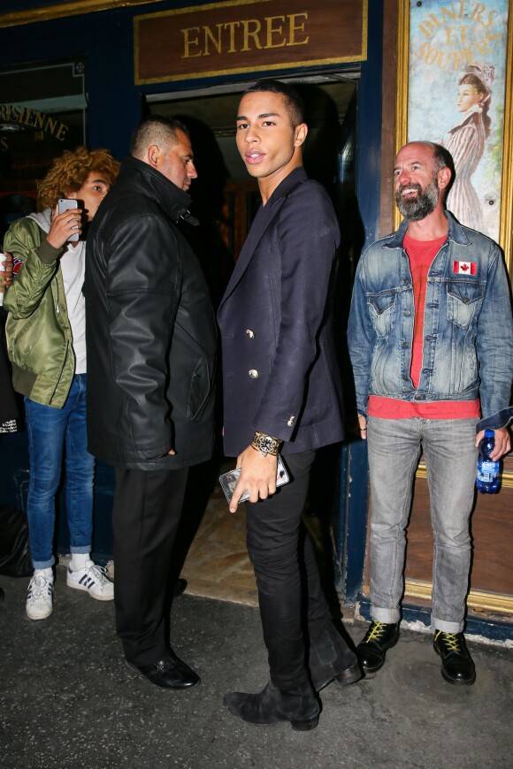 Olivier Rousteing (directeur artistique de Balmain) arrive au restaurant Lapérouse pour assister au dîner post-défilé Balmain. Paris, le 1er octobre 2015.